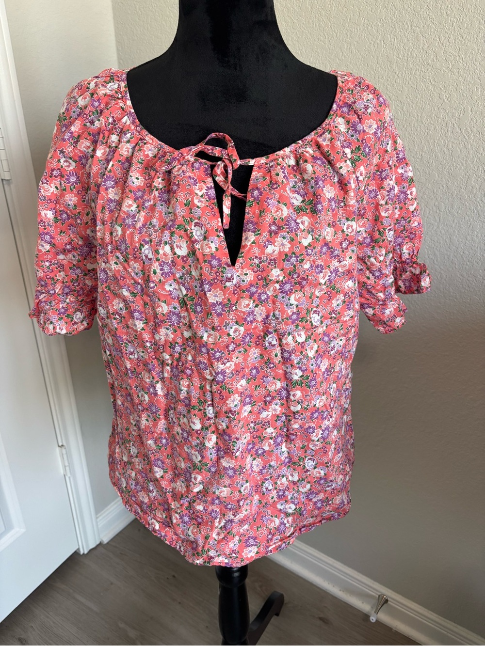 Land N Sea floral peasant top tie-front keyhole neckline gathered short sleeves.